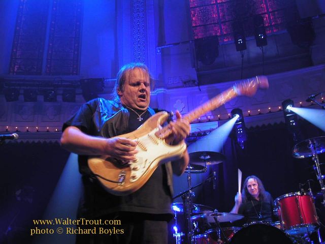 blank Walter shows you how he plays a 12-bar blues
